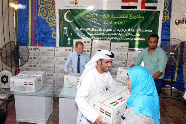 الإمارات توزع مئات الأطنان من المواد الغذائية بمنشأة ناصر