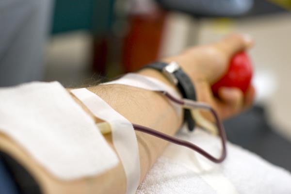 «فتوى»| هل التحليل أو التبرع بالدم يفسد الصيام؟