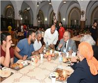  رئيس جامعة القاهرة يشارك طلاب المدينة الجامعية إفطار رمضان