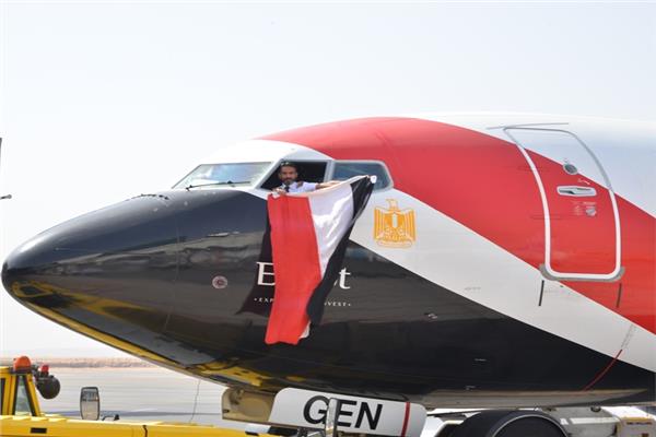قائد رحلة المنتخب يرفع علم مصر من نافذة الطائرة