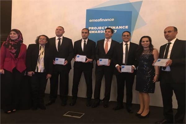 البنك الأهلي يحصل على 3 جوائز من «EMEA FINANCE» -فريق البنك الأهلي أثناء التكريم