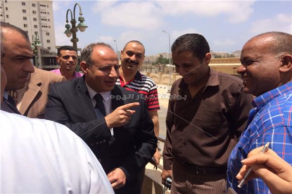 محافظ الإسكندرية خلال متابعته عمليات تلقي طلبات تقنين أوضاع الأراضي