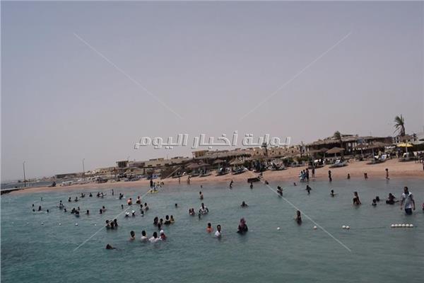 توافد المواطنين على شواطئ الغردقة في ثالث أيام العيد
