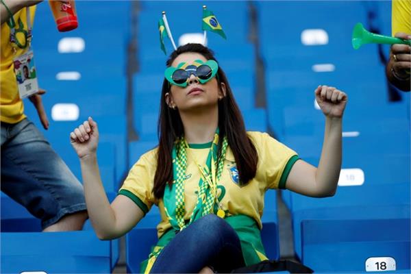 صورة لإحدي مشجعات البرازيل - صورة من رويترز