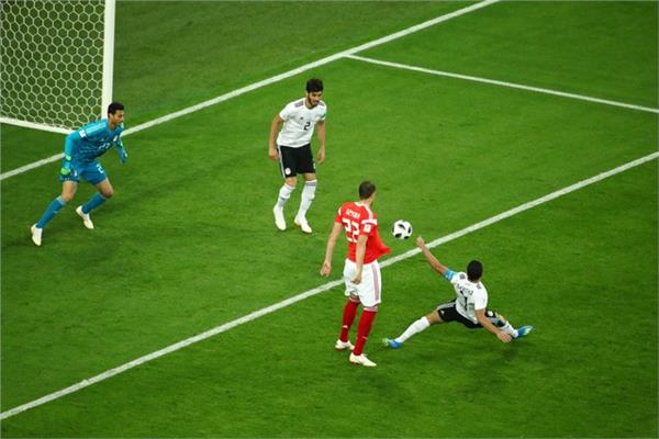 صورة من مباراة مصر وروسيا