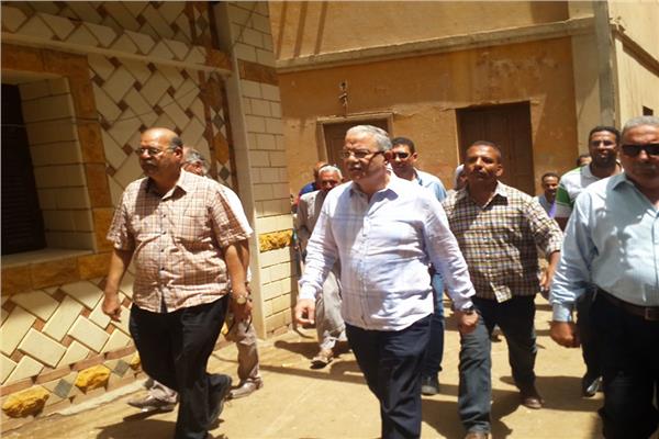 محافظ المنيا يسلم 3 منازل للأسر الأولى بالرعاية بمركز بني مزار