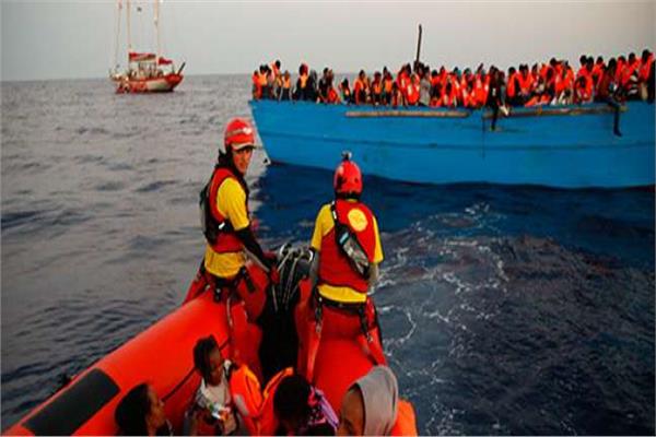 إيطاليا توافق على استقبال مهاجرين وتحتجز سفينة إنقاذ ألمانية