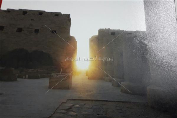 غروب شمس أمس الخميس، من بين أعمدة وبوابات معابد الكرنك الفرعونية بالأقصر
