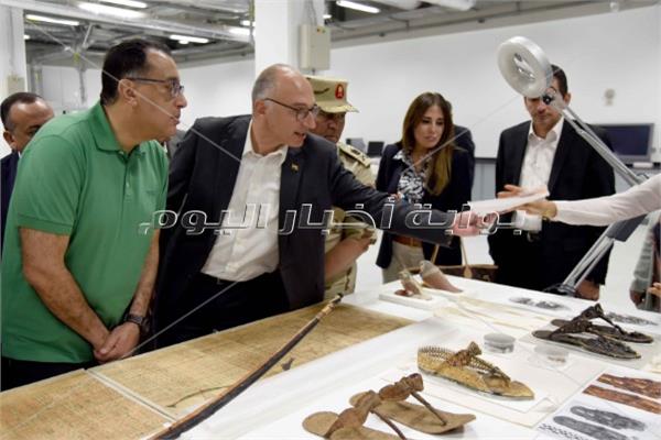 رئيس الوزراء في جولة بالمتحف المصري الكبير