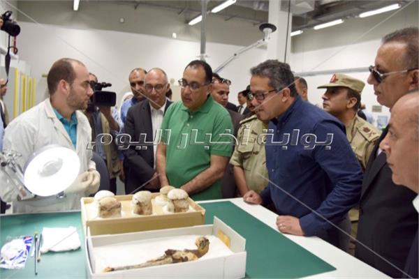 رئيس الوزراء في جولة بالمتحف المصري الكبير