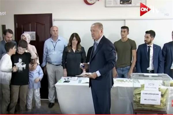 فيديو| «أردوغان» يدلي بصوته في الانتخابات التركية