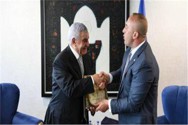 رئيس وزراء كوسوفو يهدى زاهى حواس شعار الدولة