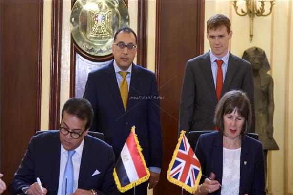 رئيس الوزراء يشهد توقيع اتفاقية بين وزير التعليم العالي ورئيسة جامعة ليفربول