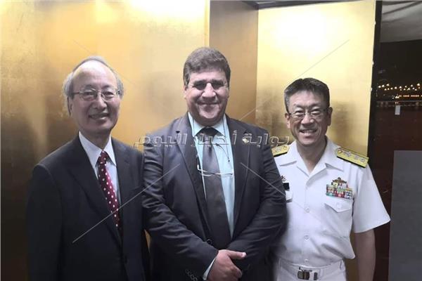 السفير الياباني بأبوظبي وقائد السفينة «كاشيما» واللواء سيد غنيم
