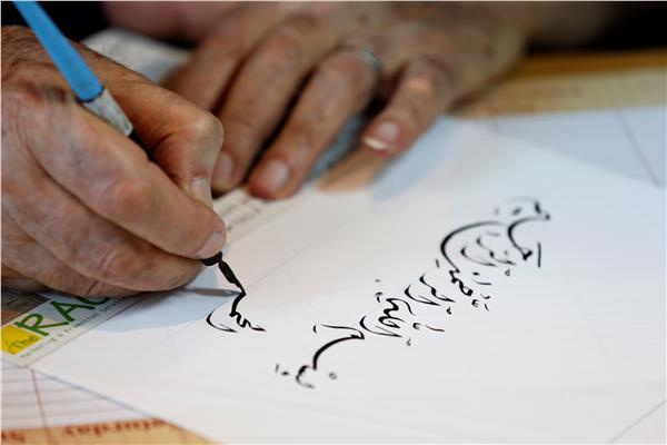 الخط العربي حلم بعيد المنال