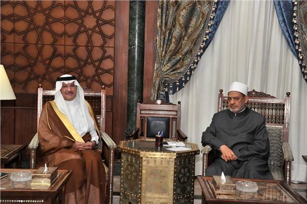 سفير السعودية يقدم العزاء لشيخ الأزهر في وفاة شقيقته
