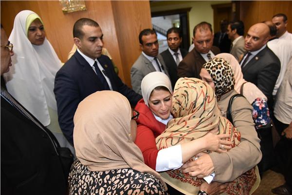 وزيرة الصحة تهنئ إحدى الفائزات ببعثة الحج الطبية