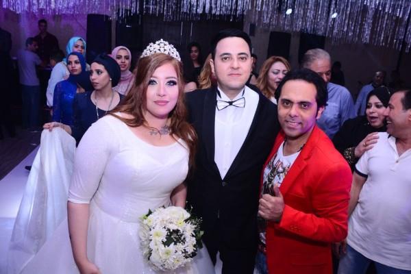 المطرب ياسر عدوية مع العروسين 