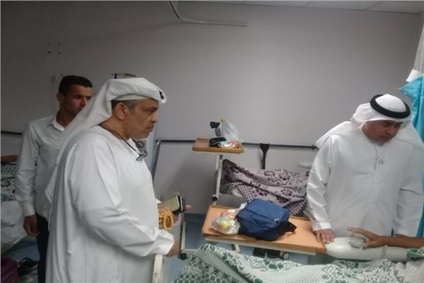 الوفد الاماراتى خلال زيارتة مستشفى الشيخ زايد بمنشأة ناصر