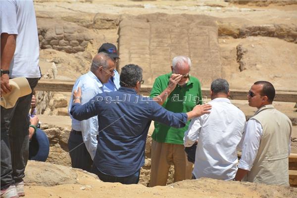 وزير الاثار ومحافظ الجيزة يعلنان عن كشف أثرى جديد بمنطقة آثار سقارة