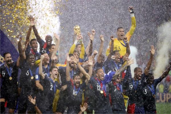 منتخب فرنسا لحظة استلام كأس العالم 