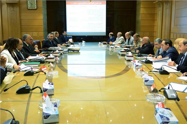 اللجنة الوزارية للإنتاج تبحث سياسات وخطط التنمية