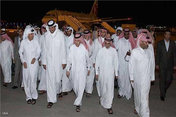 أمير قطر يستقبل الرهائن العائدين بعد دفع الفدية
