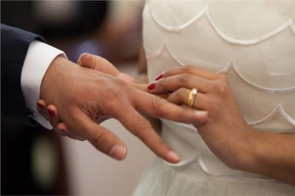 دوافع زواج المرأة من رجل يصغرها بعشرات السنين