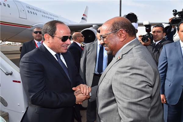 الرئيس عمر البشير يستقبل الرئيس السيسي بمطار الخرطوم