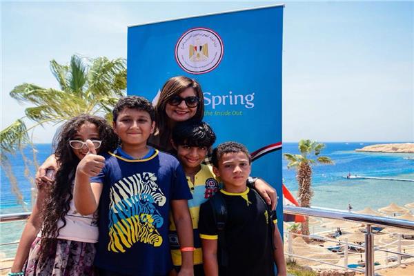 وزيرة الهجرة مع أطفال معسكر أبناء الأجيال للمصريين بالخارج