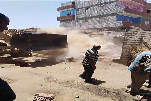 إزالة 39 حالة تعد بقرية بني موسى في المنيا