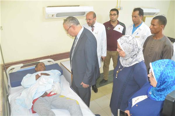 محافظ المنيا يزور حالتين من مصابي حادث الشرفا بالتامين الصحي