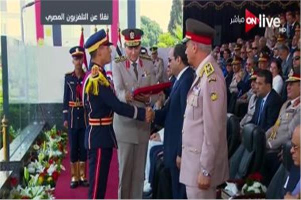 الرئيس السيسي خلال تكريم أوائل طلبة الكليات العسكرية