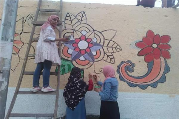 طالبات  كلية الفنون التطبيقية ببنها يرسمون على الاسوار