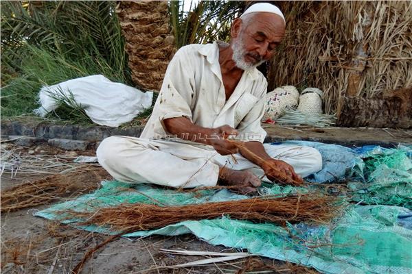 الحاج عبد الله أشهر صانع لمنتجات خوص النخيل في سيوة