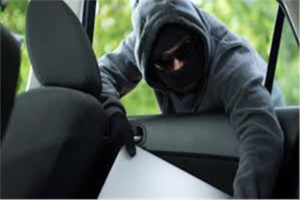 سرقة سيارة ( صورة موضوعية )