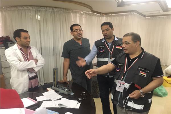 د.محمد شوقي خلال تفقد عيادات بعثة مصر الطبية في مكة المكرمة