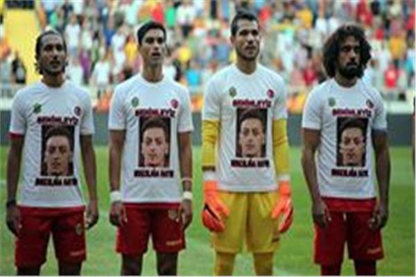 صورة لاعبى مالاتياسبور و هم يرتدون قمصان أوزيل