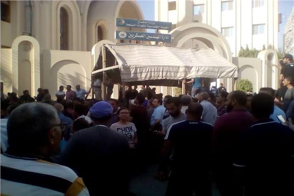 بالصور ..مسلمون يتقدمون صفوف المشاركين فى تشييع جثمان مطران المنيا