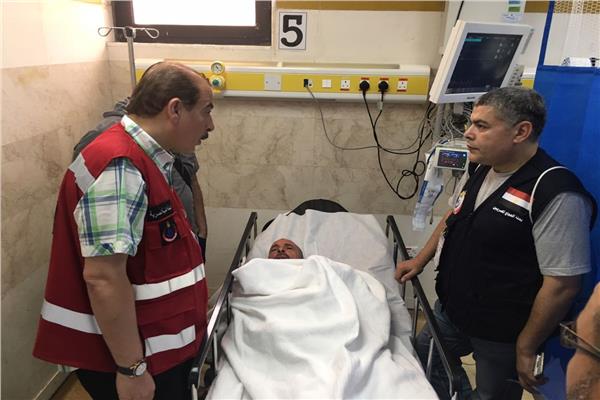 المشرف على البعثة الطبية د.عمرو قنديل خلال الاطمئنان على الحجاج المصريين