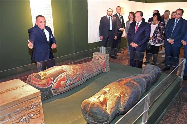 وزير الآثار خلال شرحه لمحتويات متحف سوهاج القومي أمام الرئيس عبدالفتاح السيسي