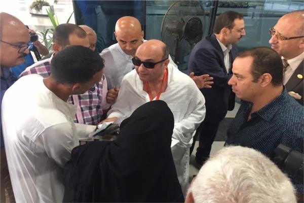 عمر مروان يحل مشكلة 3 حجاج من أسوان بمطار القاهرة