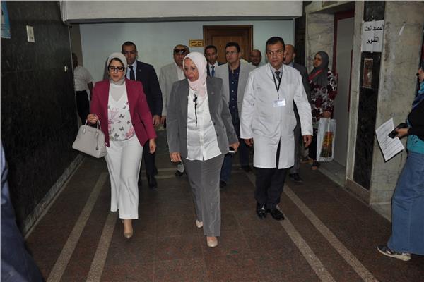 وزيرة الصحة خلال زيارة مستشفى مدينة نصر