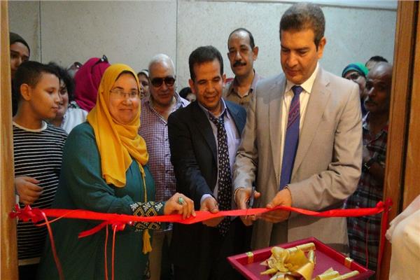 رئيس جامعة المنيا يفتتح معرضي تباين ومسارات بـ «التربية الفنية»