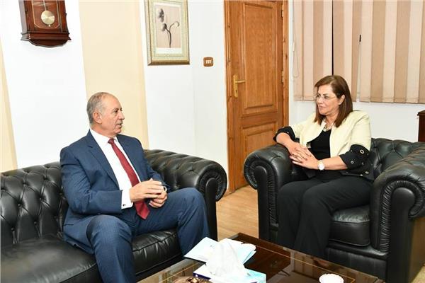 وزيرة التخطيط ومحافظ البحر الأحمر يبحثا اليات تحقيق التنمية المتكاملة بالمحافظة