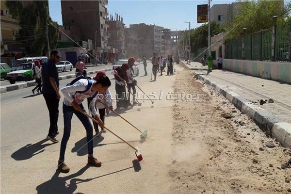 شباب محافظة الوادي الجديد يقومون بنظافة الشوارع قبل العيد 