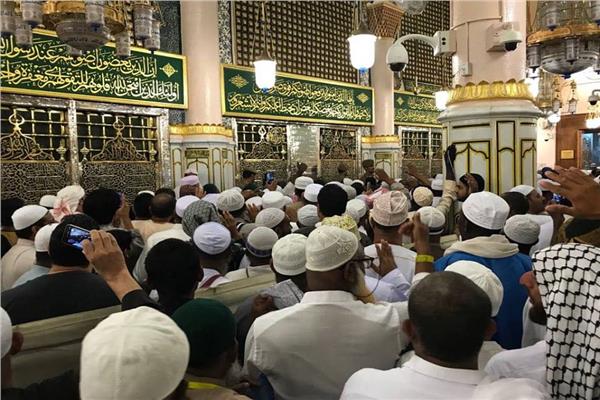 زحام علي زيارة الرسول والصلاة بالمسجد النبوي قبل التوجه لمكة