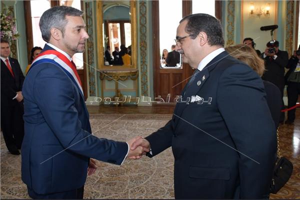 السفير عمرو عباس يصافح رئيس باراجواي 