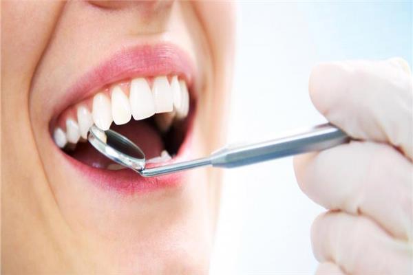 «طاقم أسنان» يزيل 15% من البكتيريا المتراكمة