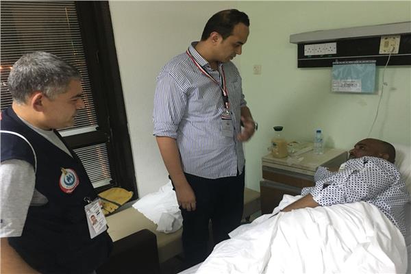فريق من البعثة الطبية يتفقد الحالة الصحية للحجاج في المستشفيات السعودية